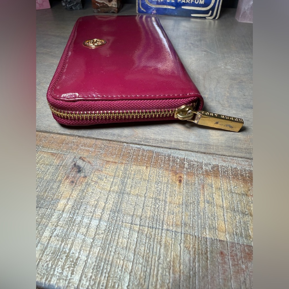 Tory Burch Hot Pink Patent Logo Zip Wallet with Gold Emblem - Picture 4 of 14